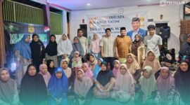 Anggota DPRD Jawa Timur Fraksi Gerindra, Drs. H. Satib saat menggelar aksi sosial menyantuni puluhan anak yatim piatu dan kaum dhuafa (Foto: Istimewa). 
