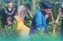 Warga setempat saat mengevakuasi mayat di pekarangan desa (Foto: Istimewa). 