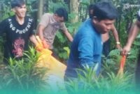 Warga setempat saat mengevakuasi mayat di pekarangan desa (Foto: Istimewa). 