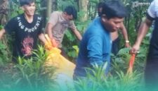 Warga setempat saat mengevakuasi mayat di pekarangan desa (Foto: Istimewa). 