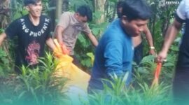 Warga setempat saat mengevakuasi mayat di pekarangan desa (Foto: Istimewa). 