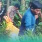 Warga setempat saat mengevakuasi mayat di pekarangan desa (Foto: Istimewa).