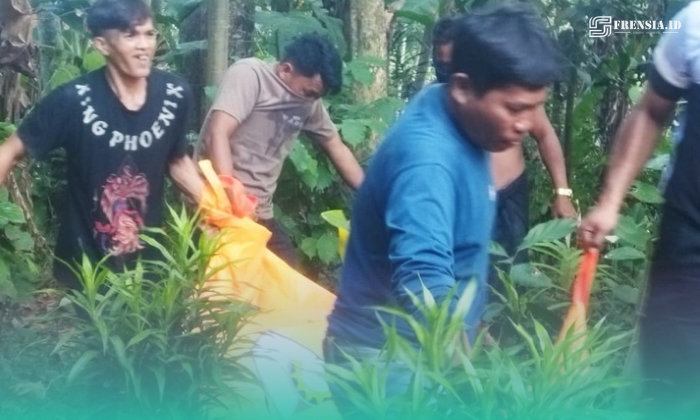 Warga setempat saat mengevakuasi mayat di pekarangan desa (Foto: Istimewa). 