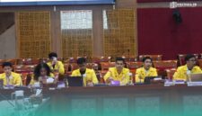 Sejumlah mahasiswa yang tergabung dalam Ikatan Mahasiswa Magister Hukum Universitas Indonesia (IMMH UI), saat menghadiri Rapat Dengar Pendapat Umum (RDPU) bersama Komisi X DPR RI, di Kompleks Parlemen, Jakarta (Foto: Media Center IMMH UI). 