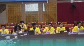 Sejumlah mahasiswa yang tergabung dalam Ikatan Mahasiswa Magister Hukum Universitas Indonesia (IMMH UI), saat menghadiri Rapat Dengar Pendapat Umum (RDPU) bersama Komisi X DPR RI, di Kompleks Parlemen, Jakarta (Foto: Media Center IMMH UI). 