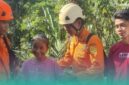 Petugas gabungan Tim SAR dan PMI Jember saat mengevakuasi lansia yang sedang hilang (Foto: Humas PMI Jember). 