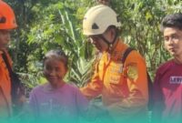 Petugas gabungan Tim SAR dan PMI Jember saat mengevakuasi lansia yang sedang hilang (Foto: Humas PMI Jember). 