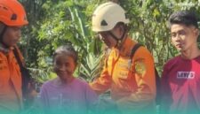 Petugas gabungan Tim SAR dan PMI Jember saat mengevakuasi lansia yang sedang hilang (Foto: Humas PMI Jember).