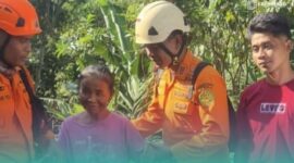 Petugas gabungan Tim SAR dan PMI Jember saat mengevakuasi lansia yang sedang hilang (Foto: Humas PMI Jember). 