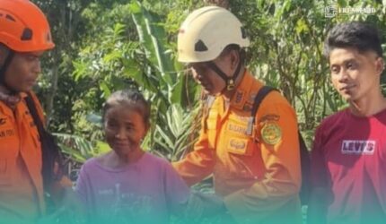 Petugas gabungan Tim SAR dan PMI Jember saat mengevakuasi lansia yang sedang hilang (Foto: Humas PMI Jember).