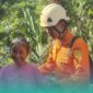 Petugas gabungan Tim SAR dan PMI Jember saat mengevakuasi lansia yang sedang hilang (Foto: Humas PMI Jember). 
