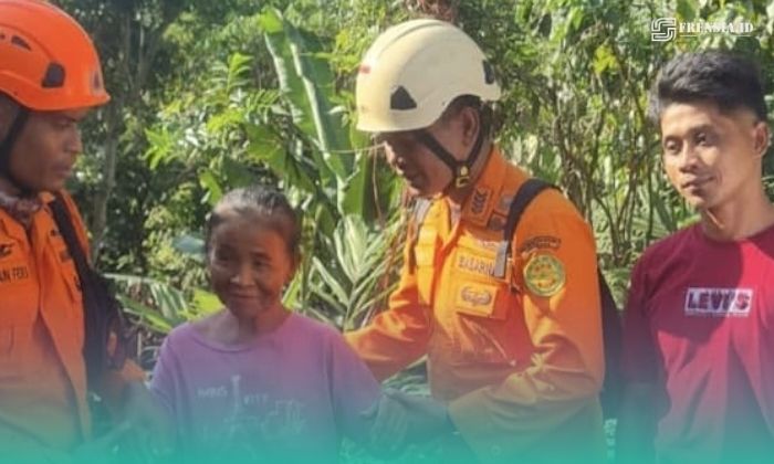 Petugas gabungan Tim SAR dan PMI Jember saat mengevakuasi lansia yang sedang hilang (Foto: Humas PMI Jember). 