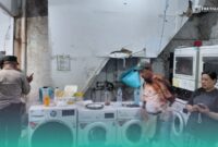Pihak kepolisian saat melakukan olah TKP di tempat 