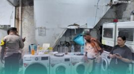 Pihak kepolisian saat melakukan olah TKP di tempat 