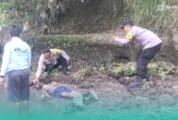 Polisi saat melakukan olah TKP terhadap pemulung lansia yang tewas di gladak reboan (Foto: Istimewa). 
