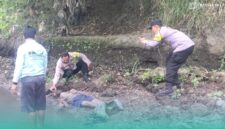 Polisi saat melakukan olah TKP terhadap pemulung lansia yang tewas di gladak reboan (Foto: Istimewa). 
