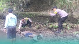 Polisi saat melakukan olah TKP terhadap pemulung lansia yang tewas di gladak reboan (Foto: Istimewa). 