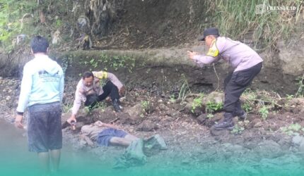 Polisi saat melakukan olah TKP terhadap pemulung lansia yang tewas di gladak reboan (Foto: Sigit/Frensia).