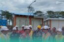 Bupati Jember, Muhammad Fawait, saat meninjau proyek pembangunan Sekolah Rakyat di Desa Pancakarya, Kecamatan Ajung, Jember (Foto: Fadli/Frensia). 
