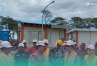 Bupati Jember, Muhammad Fawait, saat meninjau proyek pembangunan Sekolah Rakyat di Desa Pancakarya, Kecamatan Ajung, Jember (Foto: Fadli/Frensia). 