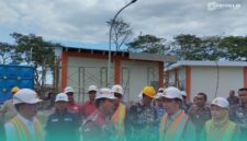 Bupati Jember, Muhammad Fawait, saat meninjau proyek pembangunan Sekolah Rakyat di Desa Pancakarya, Kecamatan Ajung, Jember (Foto: Fadli/Frensia).