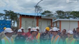Bupati Jember, Muhammad Fawait, saat meninjau proyek pembangunan Sekolah Rakyat di Desa Pancakarya, Kecamatan Ajung, Jember (Foto: Fadli/Frensia). 