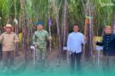 KASAU (memakai baju TNI) saat menghadiri panen raya tebu di Jember (Foto: Sigit/Frensia). 