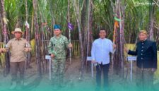 KASAU (memakai baju TNI) saat menghadiri panen raya tebu di Jember (Foto: Sigit/Frensia). 