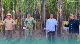 KASAU (memakai baju TNI) saat menghadiri panen raya tebu di Jember (Foto: Sigit/Frensia). 