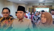 Bupati Jember, Muhammad Fawait (tengah), Direktur Jenderal Perhutanan Sosial Kementerian Kehutanan RI, Catur Endah Prasetiani (kanan) (Foto: Fadli/Frensia). 