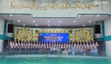 Santri Pondok Pesantren (Ponpes) Al-Mashduqiah, Probolinggo, saat foto bersama pada Wisuda Abituren Ke-XXIII (Foto: Istimewa). 