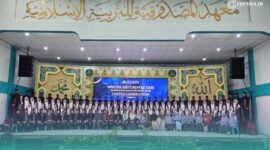 Santri Pondok Pesantren (Ponpes) Al-Mashduqiah, Probolinggo, saat foto bersama pada Wisuda Abituren Ke-XXIII (Foto: Istimewa). 