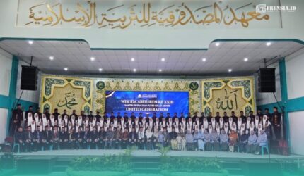 Santri Pondok Pesantren (Ponpes) Al-Mashduqiah, Probolinggo saat foto bersama pada Wisuda Abituren Ke-XXIII (Foto: Istimewa).