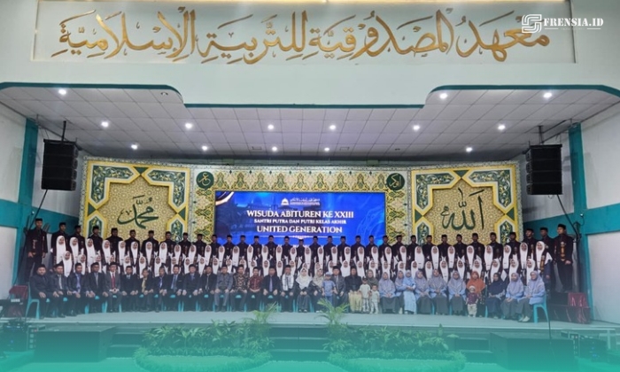 Santri Pondok Pesantren (Ponpes) Al-Mashduqiah, Probolinggo, saat foto bersama pada Wisuda Abituren Ke-XXIII (Foto: Istimewa). 
