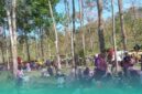 Suasana pengunjung saat di Wisata alam Sungai Kali Jompo, Desa Klungkung, Kecamatan Sukorambi, Jember (Foto: Sigit/Frensia). 