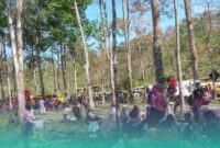 Suasana pengunjung saat di Wisata alam Sungai Kali Jompo, Desa Klungkung, Kecamatan Sukorambi, Jember (Foto: Sigit/Frensia). 