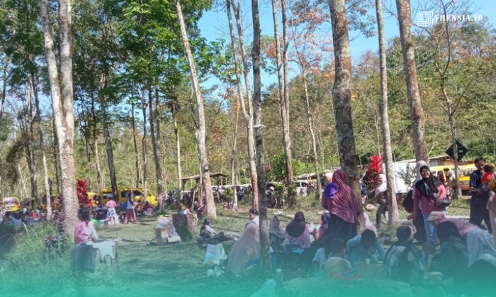 Suasana pengunjung saat di Wisata alam Sungai Kali Jompo, Desa Klungkung, Kecamatan Sukorambi, Jember (Foto: Sigit/Frensia). 