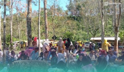 Suasana pengunjung pada wisata alam Kalijompo, Kecamatan Sukorambi, Jember (Foto: Istimewa).