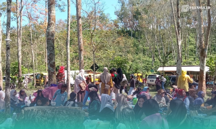 Suasana pengunjung pada wisata alam Kalijompo, Kecamatan Sukorambi, Jember (Foto: Istimewa). 