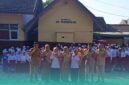 Guru SDN Jember Lor 06 sedang foto bersama siswa di depan gedung sekolah (Foto: Sigit/Frensia).  