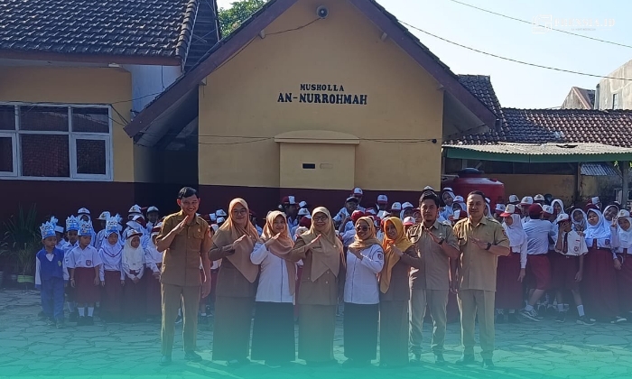 Guru SDN Jember Lor 06 sedang foto bersama siswa di depan gedung sekolah (Foto: Sigit/Frensia).  