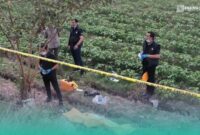 Pihak kepolisian saat melakukan olah TKP dan evakuasi pada mayat perempuan di Kecamatan Kaliwates, Jember (Foto: Istimewa). 