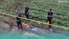 Pihak kepolisian saat melakukan olah TKP dan evakuasi pada mayat perempuan di Kecamatan Kaliwates, Jember (Foto: Istimewa). 