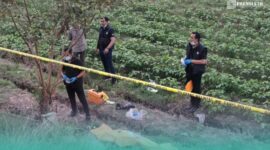 Pihak kepolisian saat melakukan olah TKP dan evakuasi pada mayat perempuan di Kecamatan Kaliwates, Jember (Foto: Istimewa). 