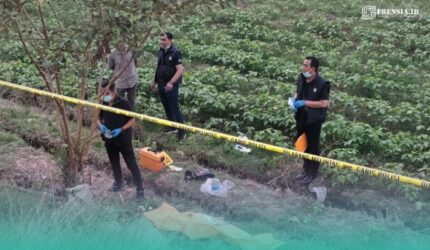 Pihak kepolisian saat melakukan olah TKP dan evakuasi pada mayat perempuan di Kecamatan Kaliwates, Jember (Foto: Istimewa).