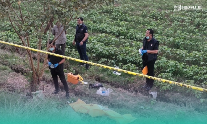 Pihak kepolisian saat melakukan olah TKP dan evakuasi pada mayat perempuan di Kecamatan Kaliwates, Jember (Foto: Istimewa). 
