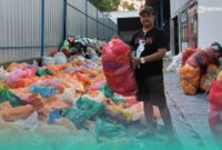 Muhammad Arif Yulianto, Pengelola Bank Sampah Krajan Kencong, Jember saat akan mengolah sampah plastik (Foto: Fadli/Frensia). 