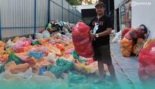 Muhammad Arif Yulianto, Pengelola Bank Sampah Krajan Kencong, Jember saat akan mengolah sampah plastik (Foto: Fadli/Frensia). 