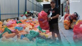 Muhammad Arif Yulianto, Pengelola Bank Sampah Krajan Kencong, Jember saat akan mengolah sampah plastik (Foto: Fadli/Frensia). 