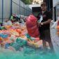Muhammad Arif Yulianto, Pengelola Bank Sampah Krajan Kencong, Jember saat akan mengolah sampah plastik (Foto: Fadli/Frensia). 